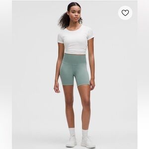 LIKE NEW 🍋 Lululemon Wonder Train High-rise Shorts 8 inch - size 4